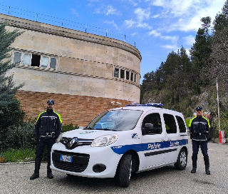 Ascoli Piceno - Ruba cellulare in un ristorante, la polizia locale individua il responsabile